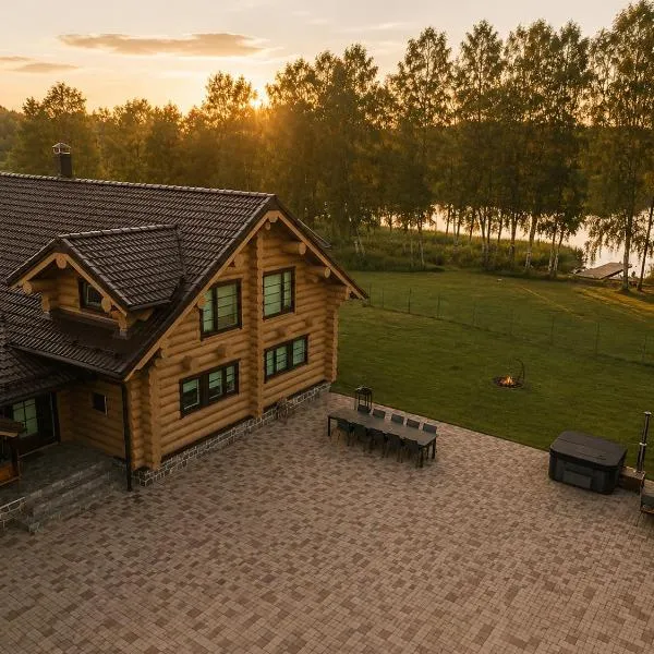 Private lakeside holiday house with fireplace, sauna, hot tub - Ezernams Dzintars, hotelli kohteessa Valdemārpils