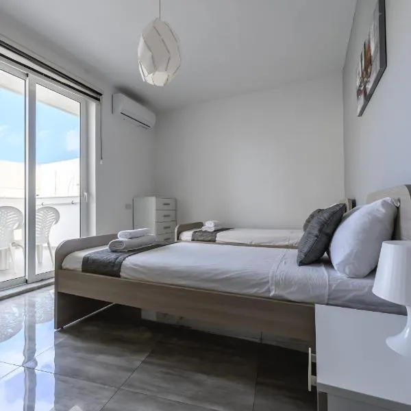 Msida में, होटल F7 Room 3, Private Bedroom two single beds shared bathroom in shared Flat