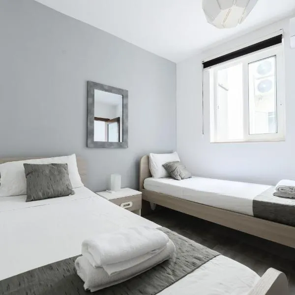 F7 Room 2, Private Bedroom two single beds shared bathroom in shared Flat、ムサイダのホテル