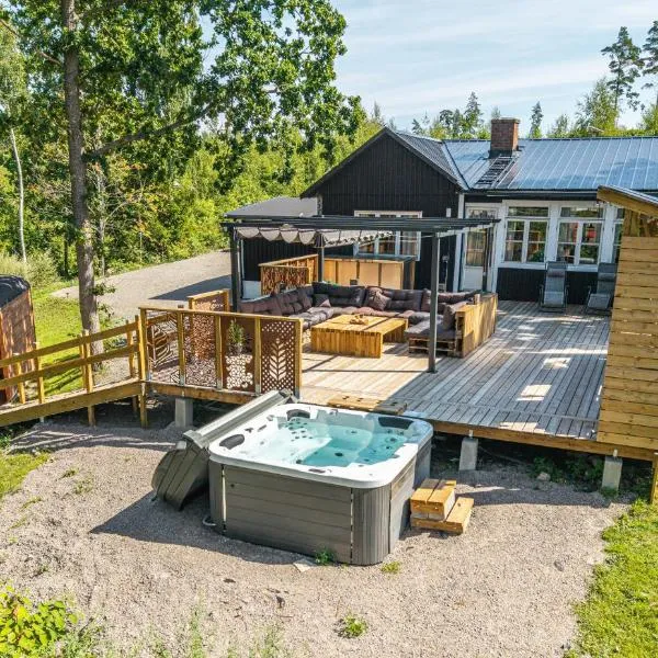 Unique Lakehouse and Retro Bus Stay, khách sạn ở Örsjö
