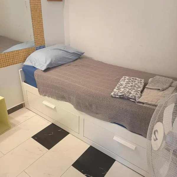 Privat space neben U Bahn Haltestelle, Strand und Flughafen, hotel a El Prat de Llobregat
