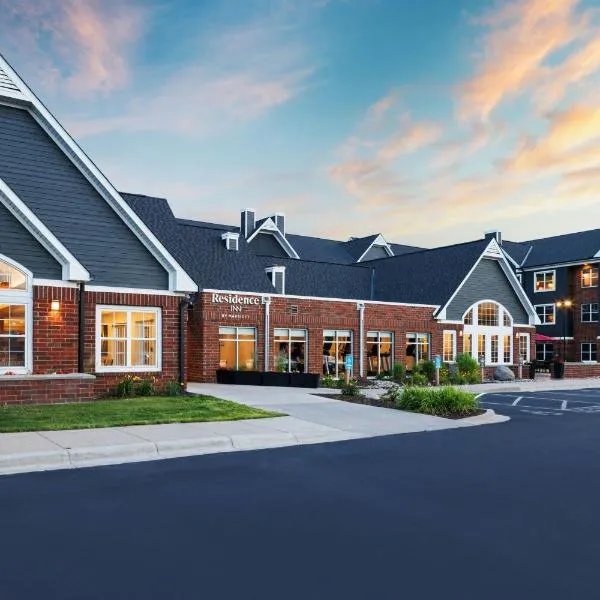 Residence Inn Minneapolis St. Paul/Roseville, хотел в Роузвил
