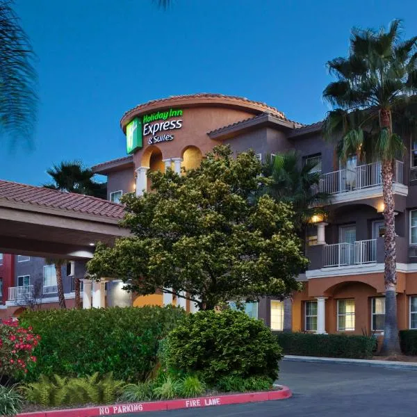 Holiday Inn Express & Suites Corona by IHG, hotel en Corona