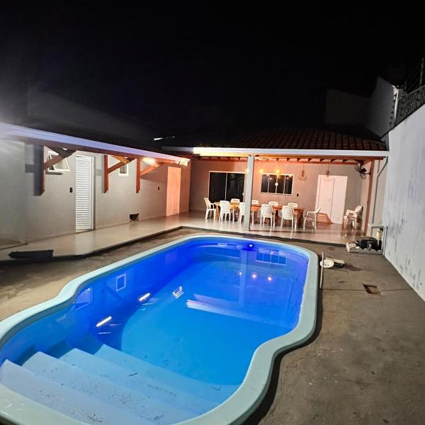 Casa para temporada para até 12 pessoas com 6 vagas de garagem