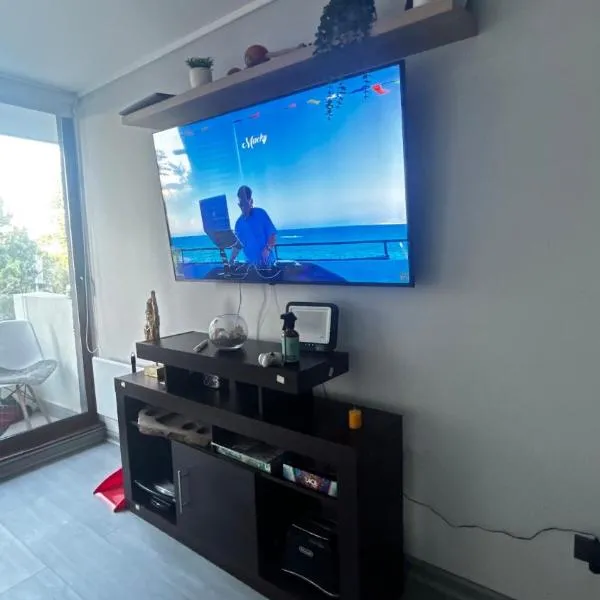 Apartamento con estacionamiento propio, calefacción y Wifi, hotel in Chillán