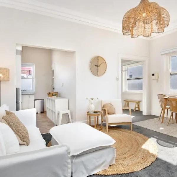 The Maris - Ocean View Apt 2 min to Coogee Beach, hotel din Sydney
