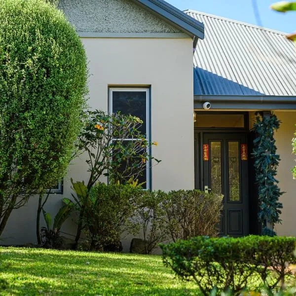 Luminous Det House, N Sydney , 3BR 3BA with Pvt Parking&Metro Nearby、シドニーのホテル