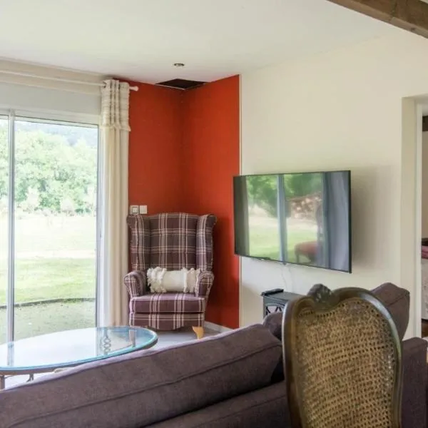 La Bergerie Luxury cottage and pool on eco-friendly micro-farm, hotel en Duravel