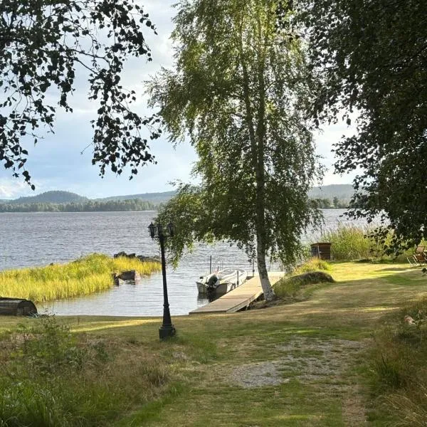 Mysig timmerstuga med sjötomt، فندق في Grangärde