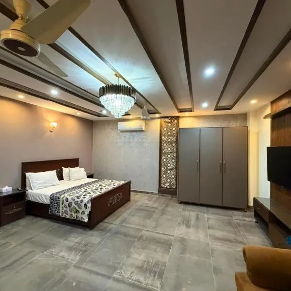 Multazam Heights, DHA Phase 8 - Studio Apartments - Near Airport, hotel u gradu Lahore
