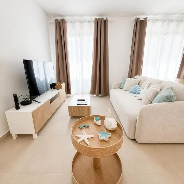 TERRA Blue Brand New 1BR w Private Garage, hotell i Faro