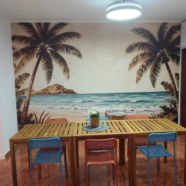 Hostel Banana Surf House, hotel in Los Cristianos
