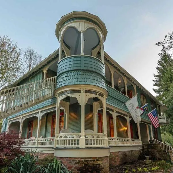 Engadine Inn and Cabins, hotel a Candler
