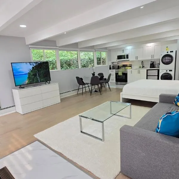 Newly Renovated Studio in Beautiful & Prestigious West Vancouver, hotel a West Vancouver