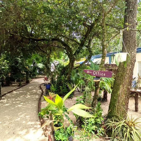 Simberts Apartments, hotel in Maya Beach
