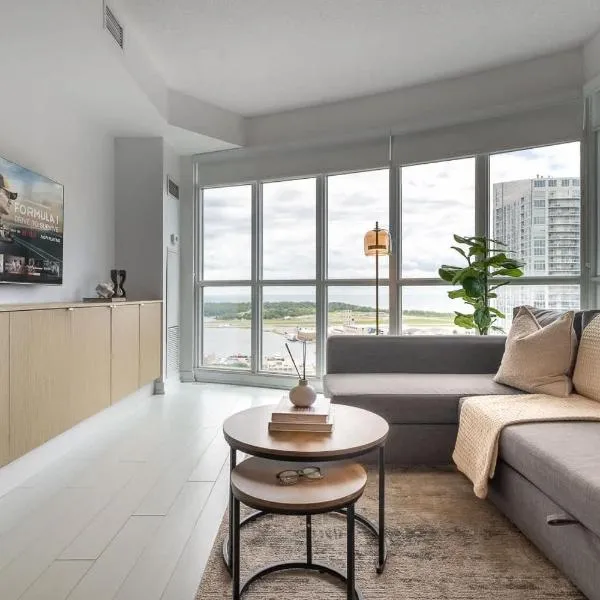 Family Haven by Rogers Centre Parking Sleeps 8, hotel en Toronto