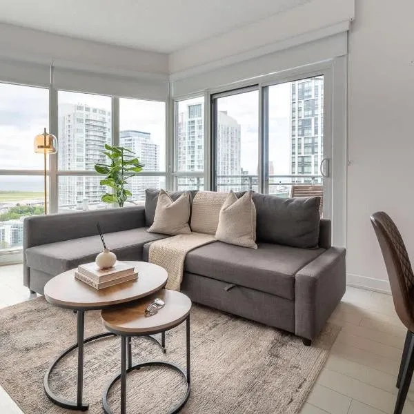 Family Haven by Rogers Centre Parking Sleeps 8，多倫多的飯店
