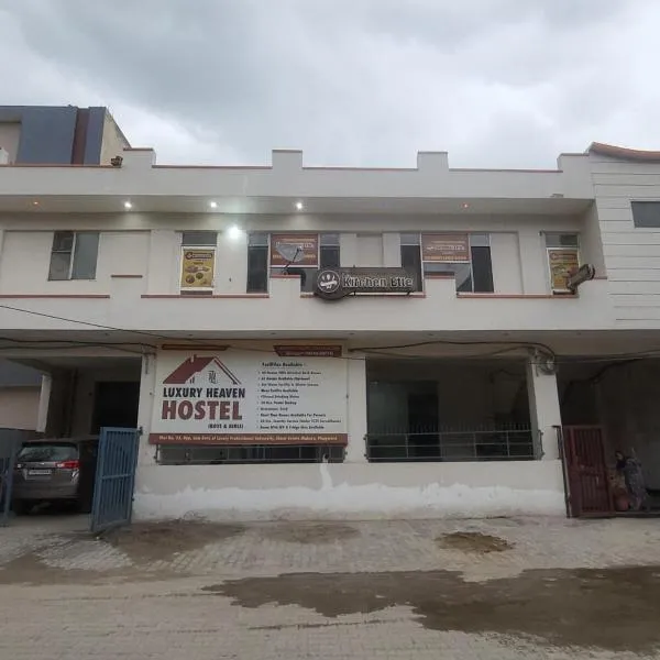 Luxury Heaven Hostel For Couples, Students, Faculties, Corporates, hotel u gradu 'Chaheru'