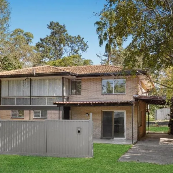 House with huge back yard and side access, 15 Beds, hotel sa Riverview