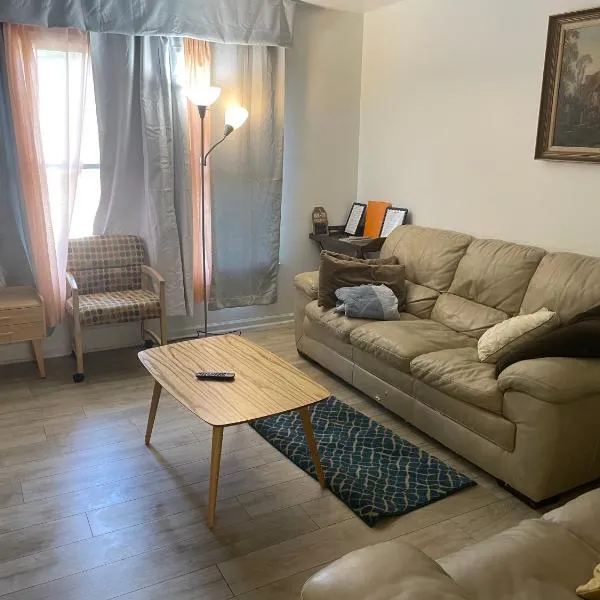 quiet 2 bedroom with fence and fire pit, Hotel in Raleigh