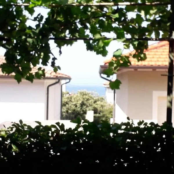 A garden on the bay, hotelli kohteessa Castiglioncello