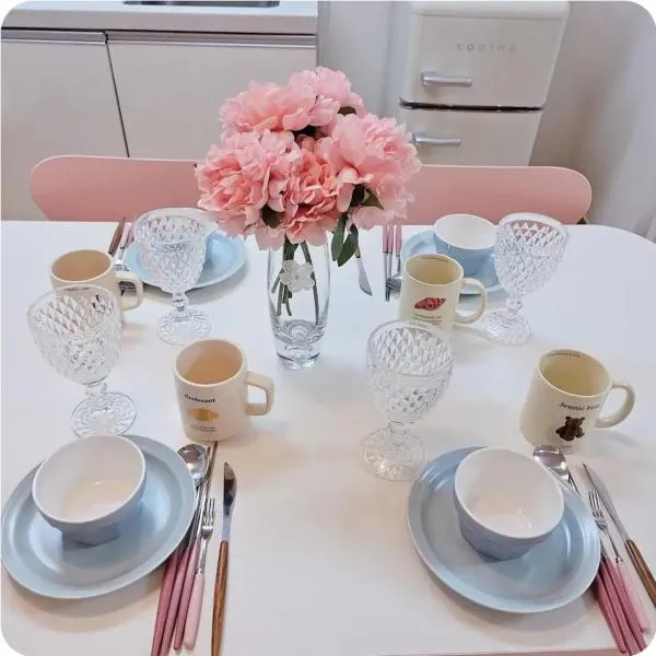 New Hongdae station, 30sec to Subway, Elevator available, One minute from Olive Young, hotel u gradu Seul