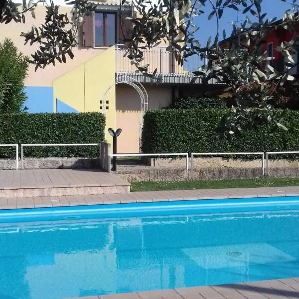 Prestigioso appartamento con piscina, hotell i Lazise