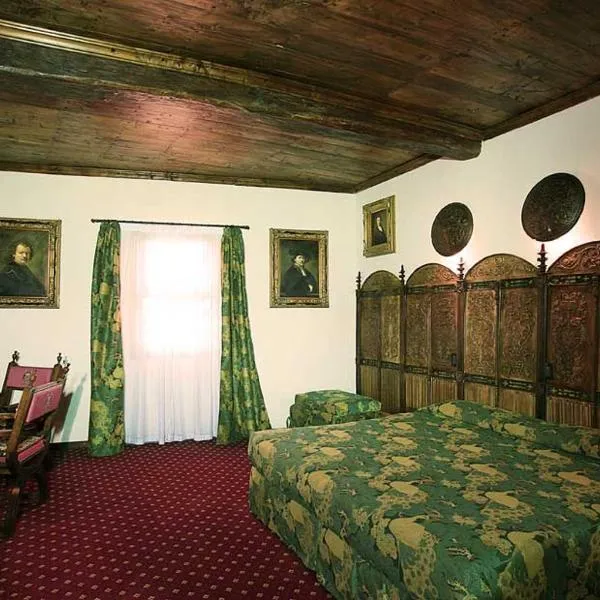 Castello Di Pavone, hotel Pavone Canavesében