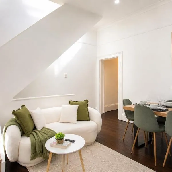 Charming 3BR Glebe Terrace with Courtyard - Walk to Fish Market, hotel di Sydney