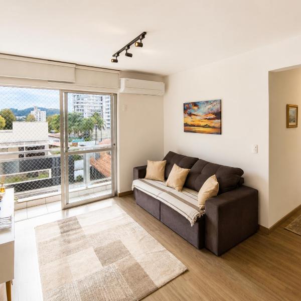 Apartamento 2 Quartos para 6 Pessoas com Garagem Ar Condicionado Escritório privativo WiFi6 800Mb em Frente ao Hospital Sadalla