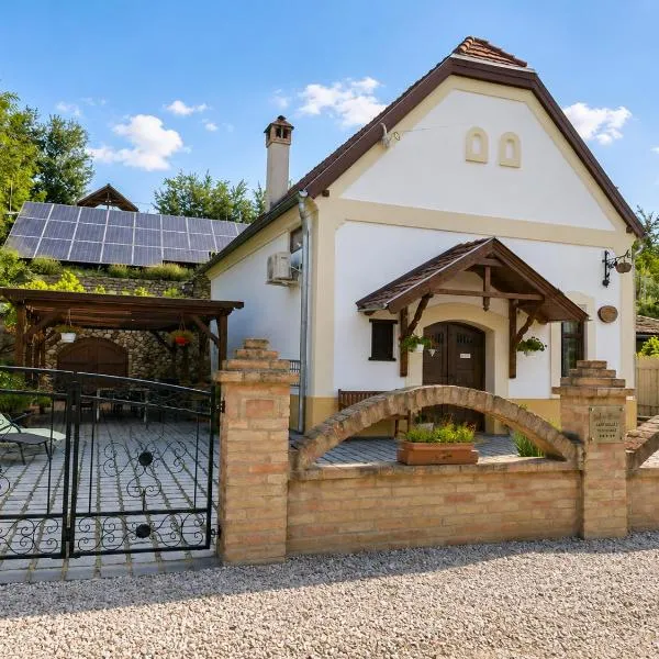 Nánaháza, hotel u gradu 'Alsónána'
