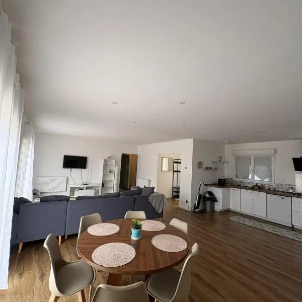 Maison familiale 3 chambres avec jardin, cuisine et jardin – hotel w mieście Méreau