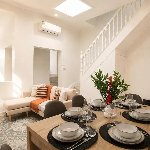 Modern 3BR Glebe Terrace with Courtyard - Walk Fish Market & Cafés, hotel v destinaci Sydney