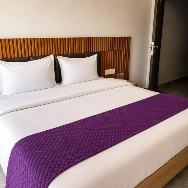 Hotel Elev11 Near Ambala Chandigarh Highway, Zirakpur: Zirakpur şehrinde bir otel