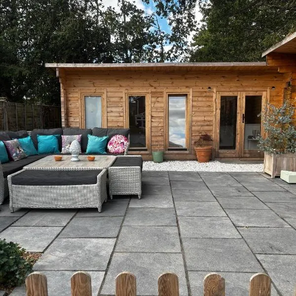 Log Cabin-Self Contained with Private Entrance, hotel em Tadley