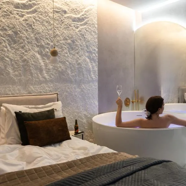 Gatsby - Private Spa Apartment with Sauna & Jacuzzi in the room by Lion Apartments, хотел в Гданск