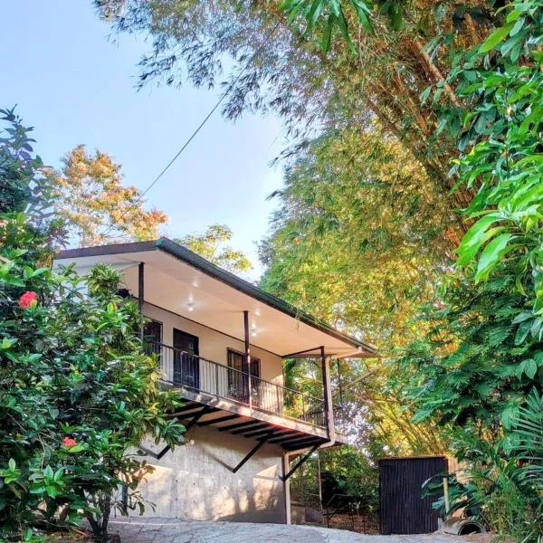 Casa Emma Quepos, hotel u gradu Kepos