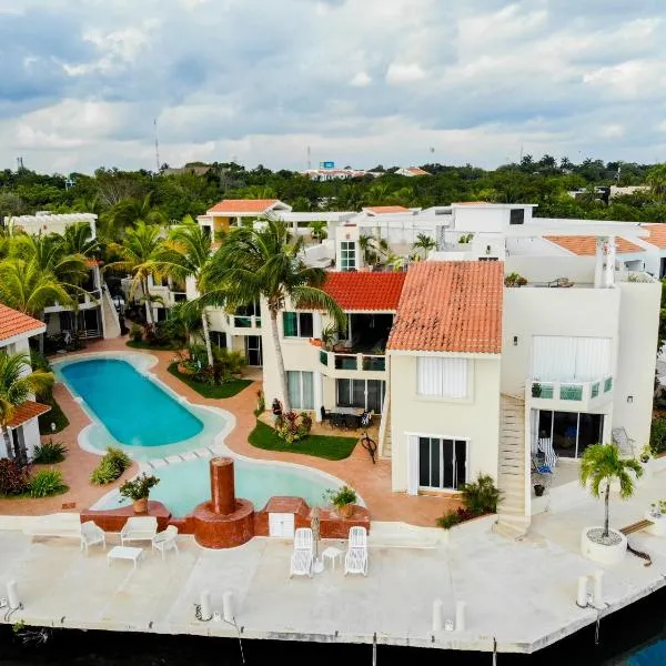 Stunning Large Remodeled Penthouse-Big Canal Views, khách sạn ở Puerto Aventuras