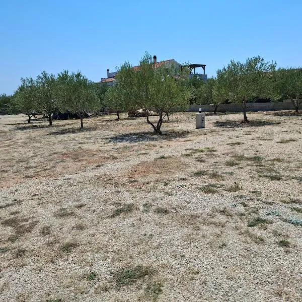 Camp Oblica - parcela - empty plot: Pirovac şehrinde bir otel