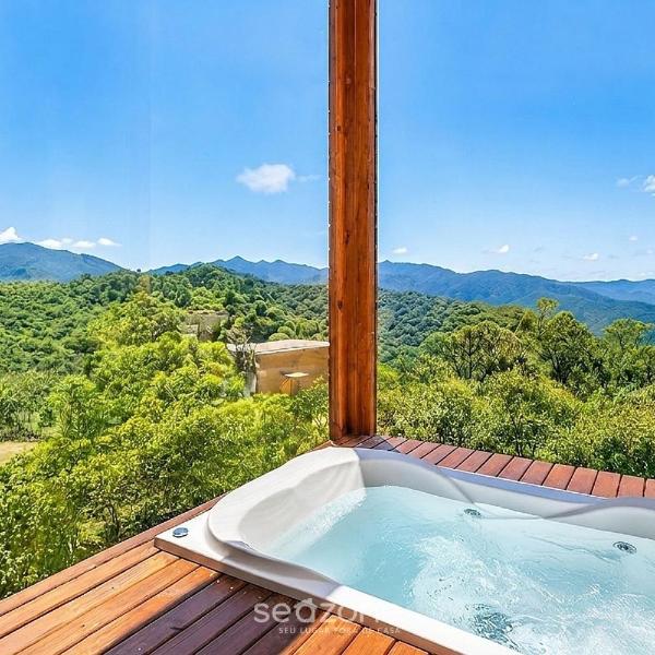 Banheira Com Vista e Teto de Vidro na Serra VST018