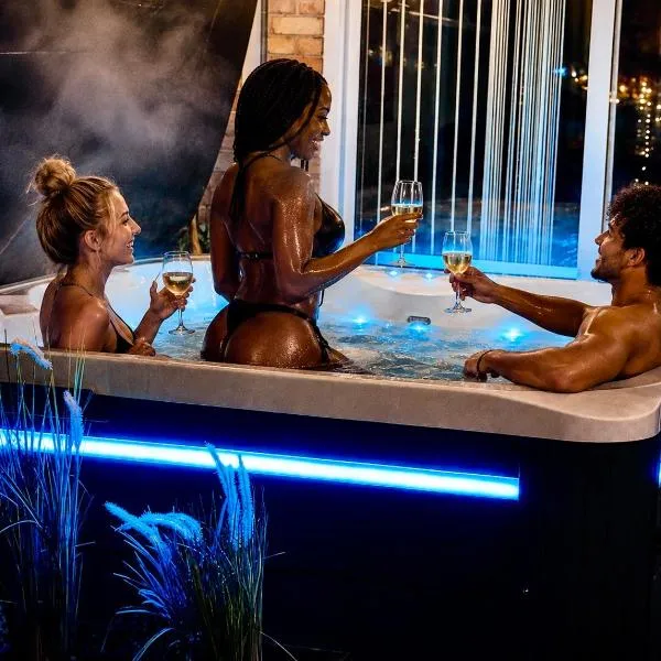 Luxury Spa Retreat with HotTub, Sauna and Massage Chair, hotel en Great Baddow