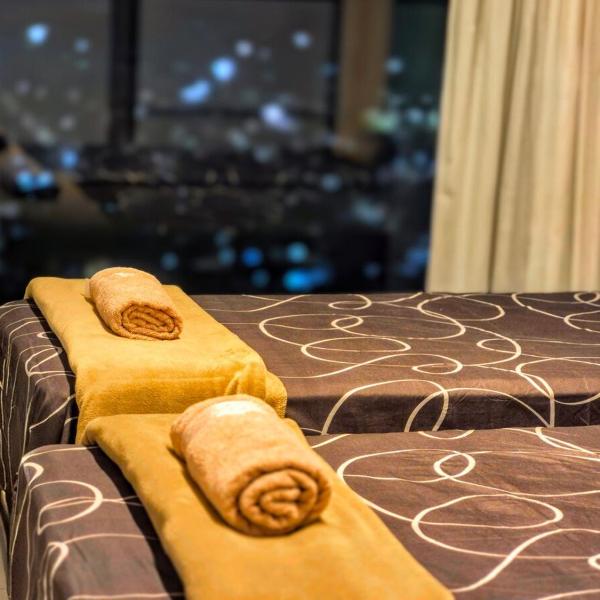 2-bedroom apartment with pool, gym and views from the 35th floor!