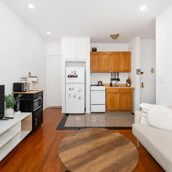 The NYC Value Room near Times Square & Broadway - Private Room with shared bathroom، فندق في نيويورك