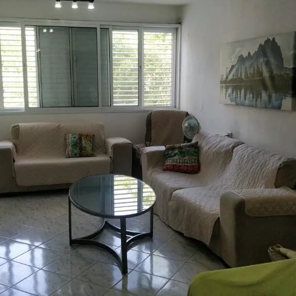 דירת 80 מ"ר למשפחה או זוג, hotelli kohteessa Qiryat Bialik