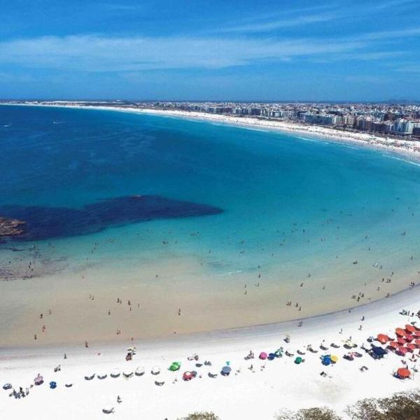 Ap 500 m praia do forte Cabo Frio - Rj , ar, Wi-Fi e garagem