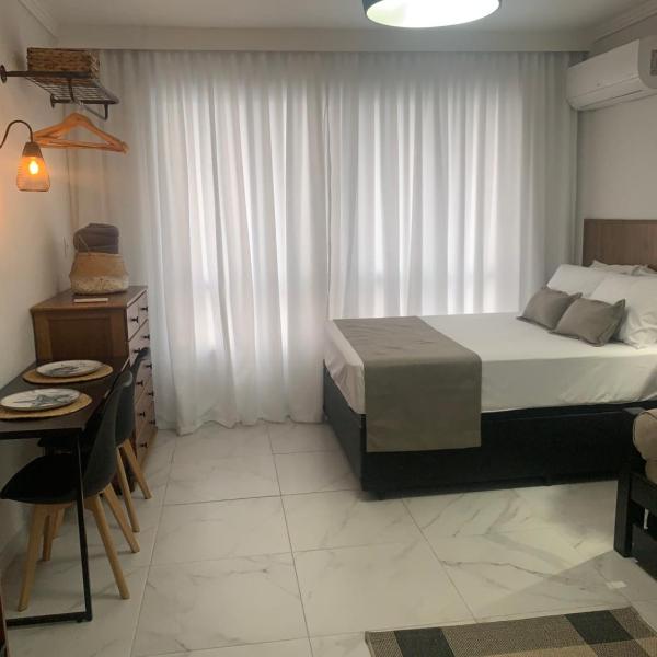 Studio no Gonzaga em frente à praia - Garagem, Ar condicionado, WI-FI