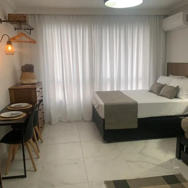 Studio no Gonzaga em frente à praia - Garagem, Ar condicionado, WI-FI，桑托斯的飯店