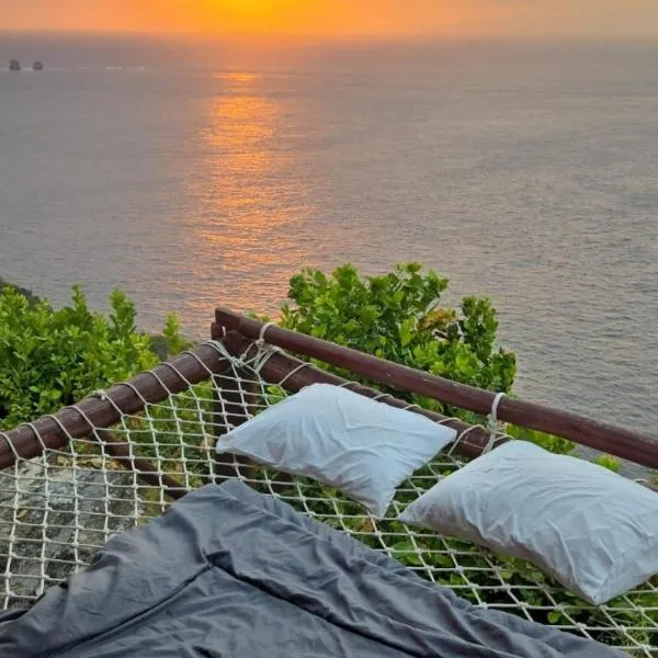 Suwehan Beach Cliff House with Hammock, hotel v destinácii Polilit