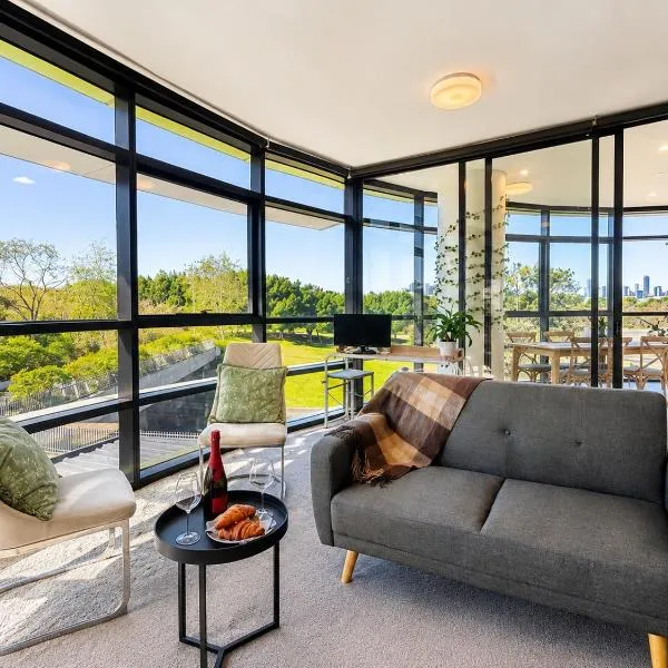 Floor-to-Ceiling Park View Oasis at Olympic Park Free Parking Sleeps 5, hotel u gradu Sidnej