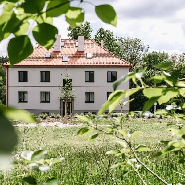 Bytovka1962, hotel a Manětín